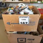 LOTE 167 - 01 LOTE COM VÁRIAS LUMINÁRIAS E MATERIAIS ELÉTRICOS DIVERSOS. (NO ESTADO) ATENÇÃO! FAZER A VISITAÇÃO ANTES DE ARREMATAR, NÃO SABEMOS SE FUNCIONA. LEILÃO NÃO TEM GARANTIA E NEM DEVOLUÇÃO, SUJEITO A POSSÍVEIS AVARIAS VISÍVEIS/OCULTAS E/OU AUSÊNCIA DE COMPONENTES.