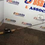 LOTE 385 - 01 VARA DE PESCA E 01 CARRETILHA LUBINA LADO ESQUERDO. (NO ESTADO) ATENÇÃO! FAZER A VISITAÇÃO ANTES DE ARREMATAR, NÃO SABEMOS SE FUNCIONA. LEILÃO NÃO TEM GARANTIA E NEM DEVOLUÇÃO, SUJEITO A POSSÍVEIS AVARIAS VISÍVEIS/OCULTAS E/OU AUSÊNCIA DE COMPONENTES.