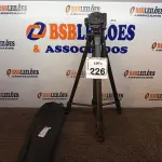 LOTE 226 - 01 TRIPÉ PARA CÂMERA MARCA TOMATE MTG-3016. (NO ESTADO) ATENÇÃO! FAZER A VISITAÇÃO ANTES DE ARREMATAR, NÃO SABEMOS SE FUNCIONA. LEILÃO NÃO TEM GARANTIA E NEM DEVOLUÇÃO, SUJEITO A POSSÍVEIS AVARIAS VISÍVEIS/OCULTAS E/OU AUSÊNCIA DE COMPONENTES.