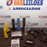 LOTE 029 - 01 LOTE C/VÁRIAS LANTERNAS E MATERIAIS DIVERSOS MARCAS E MODELOS DIVERSOS. (NO ESTADO) ATENÇÃO! FAZER A VISITAÇÃO ANTES DE ARREMATAR, NÃO SABEMOS SE FUNCIONA. LEILÃO NÃO TEM GARANTIA E NEM DEVOLUÇÃO, SUJEITO A POSSÍVEIS AVARIAS VISÍVEIS/OCULTAS E/OU AUSÊNCIA DE COMPONENTES.