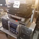 LOTE 214 - 01 APARELHO DE SOM MARCA AIWA, 01 VIDEOCASSETE E VÁRIOS APARELHOS DE DVD MARCAS E MODELOS DIVERSOS. (NO ESTADO) ATENÇÃO! FAZER A VISITAÇÃO ANTES DE ARREMATAR, NÃO SABEMOS SE FUNCIONA. LEILÃO NÃO TEM GARANTIA E NEM DEVOLUÇÃO, SUJEITO A POSSÍVEIS AVARIAS VISÍVEIS/OCULTAS E/OU AUSÊNCIA DE COMPONENTES.