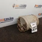 LOTE 252 - 01 MOTOR ELÉTRICO. (NO ESTADO) ATENÇÃO! FAZER A VISITAÇÃO ANTES DE ARREMATAR, NÃO SABEMOS SE FUNCIONA. LEILÃO NÃO TEM GARANTIA E NEM DEVOLUÇÃO, SUJEITO A POSSÍVEIS AVARIAS VISÍVEIS/OCULTAS E/OU AUSÊNCIA DE COMPONENTES.