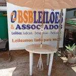 LOTE 500 - 01 MESA DE PLÁSTICO C/SOMBREIRO E BASE DE FERRO. (NO ESTADO) ATENÇÃO! FAZER A VISITAÇÃO ANTES DE ARREMATAR, NÃO SABEMOS SE FUNCIONA. LEILÃO NÃO TEM GARANTIA E NEM DEVOLUÇÃO, SUJEITO A POSSÍVEIS AVARIAS VISÍVEIS/OCULTAS E/OU AUSÊNCIA DE COMPONENTES.