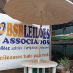 LOTE 518 - 01 MESA DE PLÁSTICO C/SOMBREIRO E BASE DE FERRO. (NO ESTADO) ATENÇÃO! FAZER A VISITAÇÃO ANTES DE ARREMATAR, NÃO SABEMOS SE FUNCIONA. LEILÃO NÃO TEM GARANTIA E NEM DEVOLUÇÃO, SUJEITO A POSSÍVEIS AVARIAS VISÍVEIS/OCULTAS E/OU AUSÊNCIA DE COMPONENTES.