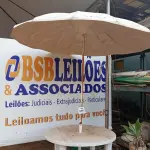 LOTE 516 - 01 MESA DE PLÁSTICO C/SOMBREIRO E BASE DE FERRO. (NO ESTADO) ATENÇÃO! FAZER A VISITAÇÃO ANTES DE ARREMATAR, NÃO SABEMOS SE FUNCIONA. LEILÃO NÃO TEM GARANTIA E NEM DEVOLUÇÃO, SUJEITO A POSSÍVEIS AVARIAS VISÍVEIS/OCULTAS E/OU AUSÊNCIA DE COMPONENTES.