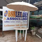 LOTE 519 - 01 MESA DE PLÁSTICO C/SOMBREIRO E BASE DE FERRO. (NO ESTADO) ATENÇÃO! FAZER A VISITAÇÃO ANTES DE ARREMATAR, NÃO SABEMOS SE FUNCIONA. LEILÃO NÃO TEM GARANTIA E NEM DEVOLUÇÃO, SUJEITO A POSSÍVEIS AVARIAS VISÍVEIS/OCULTAS E/OU AUSÊNCIA DE COMPONENTES.