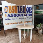 LOTE 521 - 01 MESA DE PLÁSTICO C/SOMBREIRO E BASE DE FERRO. (NO ESTADO) ATENÇÃO! FAZER A VISITAÇÃO ANTES DE ARREMATAR, NÃO SABEMOS SE FUNCIONA. LEILÃO NÃO TEM GARANTIA E NEM DEVOLUÇÃO, SUJEITO A POSSÍVEIS AVARIAS VISÍVEIS/OCULTAS E/OU AUSÊNCIA DE COMPONENTES.