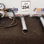 LOTE 254 - 01 MANÔMETRO P/ NITROGÊNIO MODELO 500 SIMPLES ESTÁGIO E 02 SIFÕES EM METAL. (NO ESTADO) ATENÇÃO! FAZER A VISITAÇÃO ANTES DE ARREMATAR, NÃO SABEMOS SE FUNCIONA. LEILÃO NÃO TEM GARANTIA E NEM DEVOLUÇÃO, SUJEITO A POSSÍVEIS AVARIAS VISÍVEIS/OCULTAS E/OU AUSÊNCIA DE COMPONENTES.