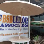 LOTE 514 - 01 MESA DE PLÁSTICO C/SOMBREIRO E BASE DE FERRO. (NO ESTADO) ATENÇÃO! FAZER A VISITAÇÃO ANTES DE ARREMATAR, NÃO SABEMOS SE FUNCIONA. LEILÃO NÃO TEM GARANTIA E NEM DEVOLUÇÃO, SUJEITO A POSSÍVEIS AVARIAS VISÍVEIS/OCULTAS E/OU AUSÊNCIA DE COMPONENTES.