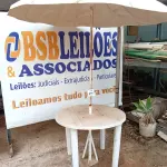 LOTE 516 - 01 MESA DE PLÁSTICO C/SOMBREIRO E BASE DE FERRO. (NO ESTADO) ATENÇÃO! FAZER A VISITAÇÃO ANTES DE ARREMATAR, NÃO SABEMOS SE FUNCIONA. LEILÃO NÃO TEM GARANTIA E NEM DEVOLUÇÃO, SUJEITO A POSSÍVEIS AVARIAS VISÍVEIS/OCULTAS E/OU AUSÊNCIA DE COMPONENTES.