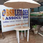 LOTE 511 - 01 MESA DE PLÁSTICO C/SOMBREIRO E BASE DE FERRO. (NO ESTADO) ATENÇÃO! FAZER A VISITAÇÃO ANTES DE ARREMATAR, NÃO SABEMOS SE FUNCIONA. LEILÃO NÃO TEM GARANTIA E NEM DEVOLUÇÃO, SUJEITO A POSSÍVEIS AVARIAS VISÍVEIS/OCULTAS E/OU AUSÊNCIA DE COMPONENTES.