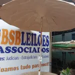 LOTE 512 - 01 MESA DE PLÁSTICO C/SOMBREIRO E BASE DE FERRO. (NO ESTADO) ATENÇÃO! FAZER A VISITAÇÃO ANTES DE ARREMATAR, NÃO SABEMOS SE FUNCIONA. LEILÃO NÃO TEM GARANTIA E NEM DEVOLUÇÃO, SUJEITO A POSSÍVEIS AVARIAS VISÍVEIS/OCULTAS E/OU AUSÊNCIA DE COMPONENTES.