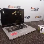 LOTE 016 - 01 MACBOOK PRO PARA RETIRADA DE PEÇAS. (NO ESTADO) ATENÇÃO! FAZER A VISITAÇÃO ANTES DE ARREMATAR, NÃO SABEMOS SE FUNCIONA. LEILÃO NÃO TEM GARANTIA E NEM DEVOLUÇÃO, SUJEITO A POSSÍVEIS AVARIAS VISÍVEIS/OCULTAS E/OU AUSÊNCIA DE COMPONENTES.