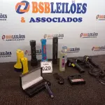 LOTE 029 - 01 LOTE C/VÁRIAS LANTERNAS E MATERIAIS DIVERSOS MARCAS E MODELOS DIVERSOS. (NO ESTADO) ATENÇÃO! FAZER A VISITAÇÃO ANTES DE ARREMATAR, NÃO SABEMOS SE FUNCIONA. LEILÃO NÃO TEM GARANTIA E NEM DEVOLUÇÃO, SUJEITO A POSSÍVEIS AVARIAS VISÍVEIS/OCULTAS E/OU AUSÊNCIA DE COMPONENTES.