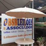 LOTE 522 - 01 MESA DE PLÁSTICO C/SOMBREIRO E BASE DE FERRO. (NO ESTADO) ATENÇÃO! FAZER A VISITAÇÃO ANTES DE ARREMATAR, NÃO SABEMOS SE FUNCIONA. LEILÃO NÃO TEM GARANTIA E NEM DEVOLUÇÃO, SUJEITO A POSSÍVEIS AVARIAS VISÍVEIS/OCULTAS E/OU AUSÊNCIA DE COMPONENTES.