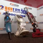 LOTE 165 - 03 ASPIRADORES DE PÓ MARCAS E MODELOS DIVERSOS. (NO ESTADO) ATENÇÃO! FAZER A VISITAÇÃO ANTES DE ARREMATAR, NÃO SABEMOS SE FUNCIONA. LEILÃO NÃO TEM GARANTIA E NEM DEVOLUÇÃO, SUJEITO A POSSÍVEIS AVARIAS VISÍVEIS/OCULTAS E/OU AUSÊNCIA DE COMPONENTES.