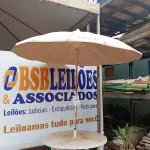 LOTE 511 - 01 MESA DE PLÁSTICO C/SOMBREIRO E BASE DE FERRO. (NO ESTADO) ATENÇÃO! FAZER A VISITAÇÃO ANTES DE ARREMATAR, NÃO SABEMOS SE FUNCIONA. LEILÃO NÃO TEM GARANTIA E NEM DEVOLUÇÃO, SUJEITO A POSSÍVEIS AVARIAS VISÍVEIS/OCULTAS E/OU AUSÊNCIA DE COMPONENTES.
