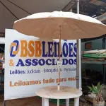 LOTE 509 - 01 MESA DE PLÁSTICO C/SOMBREIRO E BASE DE FERRO. (NO ESTADO) ATENÇÃO! FAZER A VISITAÇÃO ANTES DE ARREMATAR, NÃO SABEMOS SE FUNCIONA. LEILÃO NÃO TEM GARANTIA E NEM DEVOLUÇÃO, SUJEITO A POSSÍVEIS AVARIAS VISÍVEIS/OCULTAS E/OU AUSÊNCIA DE COMPONENTES.