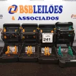 LOTE 241 - 05 IMPRESSORAS DE ETIQUETAS MARCA ZEBRA. (NO ESTADO) ATENÇÃO! FAZER A VISITAÇÃO ANTES DE ARREMATAR, NÃO SABEMOS SE FUNCIONA. LEILÃO NÃO TEM GARANTIA E NEM DEVOLUÇÃO, SUJEITO A POSSÍVEIS AVARIAS VISÍVEIS/OCULTAS E/OU AUSÊNCIA DE COMPONENTES.