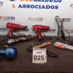 LOTE 025 - 01 LOTE C/ DIVERSOS SECADORES, CHAPINHAS E 01 ESCOVA ELÉTRICA. (NO ESTADO) ATENÇÃO! FAZER A VISITAÇÃO ANTES DE ARREMATAR, NÃO SABEMOS SE FUNCIONA. LEILÃO NÃO TEM GARANTIA E NEM DEVOLUÇÃO, SUJEITO A POSSÍVEIS AVARIAS VISÍVEIS/OCULTAS E/OU AUSÊNCIA DE COMPONENTES.