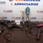 LOTE 018 - 01 LOTE COM 02 SECADORES DE CABELO, 01 ESCOVA ROTATÓRIA, 01 ESCOVA SECADORA, 02 CHAPINHAS E DIVERSOS COM AVARIAS. (NO ESTADO) ATENÇÃO! FAZER A VISITAÇÃO ANTES DE ARREMATAR, NÃO SABEMOS SE FUNCIONA. LEILÃO NÃO TEM GARANTIA E NEM DEVOLUÇÃO, SUJEITO A POSSÍVEIS AVARIAS VISÍVEIS/OCULTAS E/OU AUSÊNCIA DE COMPONENTES.