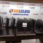 LOTE 076 - 11 MONITORES LCD MARCAS E MODELOS DIVERSOS. (NO ESTADO) ATENÇÃO! FAZER A VISITAÇÃO ANTES DE ARREMATAR, NÃO SABEMOS SE FUNCIONA. LEILÃO NÃO TEM GARANTIA E NEM DEVOLUÇÃO, SUJEITO A POSSÍVEIS AVARIAS VISÍVEIS/OCULTAS E/OU AUSÊNCIA DE COMPONENTES.