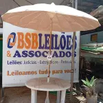 LOTE 500 - 01 MESA DE PLÁSTICO C/SOMBREIRO E BASE DE FERRO. (NO ESTADO) ATENÇÃO! FAZER A VISITAÇÃO ANTES DE ARREMATAR, NÃO SABEMOS SE FUNCIONA. LEILÃO NÃO TEM GARANTIA E NEM DEVOLUÇÃO, SUJEITO A POSSÍVEIS AVARIAS VISÍVEIS/OCULTAS E/OU AUSÊNCIA DE COMPONENTES.