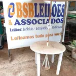 LOTE 511 - 01 MESA DE PLÁSTICO C/SOMBREIRO E BASE DE FERRO. (NO ESTADO) ATENÇÃO! FAZER A VISITAÇÃO ANTES DE ARREMATAR, NÃO SABEMOS SE FUNCIONA. LEILÃO NÃO TEM GARANTIA E NEM DEVOLUÇÃO, SUJEITO A POSSÍVEIS AVARIAS VISÍVEIS/OCULTAS E/OU AUSÊNCIA DE COMPONENTES.
