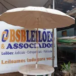 LOTE 518 - 01 MESA DE PLÁSTICO C/SOMBREIRO E BASE DE FERRO. (NO ESTADO) ATENÇÃO! FAZER A VISITAÇÃO ANTES DE ARREMATAR, NÃO SABEMOS SE FUNCIONA. LEILÃO NÃO TEM GARANTIA E NEM DEVOLUÇÃO, SUJEITO A POSSÍVEIS AVARIAS VISÍVEIS/OCULTAS E/OU AUSÊNCIA DE COMPONENTES.