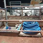 LOTE 493 - 01 LOTE C/TUBULAÇÃO P/CHUVEIRO DE PISCINA, 01 KIT LIMPA PISCINAS C/MANGUEIRA CORRUGADA E MATERIAIS DIVERSOS. (NO ESTADO) ATENÇÃO! FAZER A VISITAÇÃO ANTES DE ARREMATAR, NÃO SABEMOS SE FUNCIONA. LEILÃO NÃO TEM GARANTIA E NEM DEVOLUÇÃO, SUJEITO A POSSÍVEIS AVARIAS VISÍVEIS/OCULTAS E/OU AUSÊNCIA DE COMPONENTES.