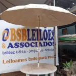 LOTE 513 - 01 MESA DE PLÁSTICO C/SOMBREIRO E BASE DE FERRO. (NO ESTADO) ATENÇÃO! FAZER A VISITAÇÃO ANTES DE ARREMATAR, NÃO SABEMOS SE FUNCIONA. LEILÃO NÃO TEM GARANTIA E NEM DEVOLUÇÃO, SUJEITO A POSSÍVEIS AVARIAS VISÍVEIS/OCULTAS E/OU AUSÊNCIA DE COMPONENTES.