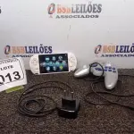 LOTE 013 - 01 GAMEPLAYER 16GB E 01 CONTROLE JOYSTICK. (NO ESTADO) ATENÇÃO! FAZER A VISITAÇÃO ANTES DE ARREMATAR, NÃO SABEMOS SE FUNCIONA. LEILÃO NÃO TEM GARANTIA E NEM DEVOLUÇÃO, SUJEITO A POSSÍVEIS AVARIAS VISÍVEIS/OCULTAS E/OU AUSÊNCIA DE COMPONENTES.