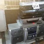 LOTE 214 - 01 APARELHO DE SOM MARCA AIWA, 01 VIDEOCASSETE E VÁRIOS APARELHOS DE DVD MARCAS E MODELOS DIVERSOS. (NO ESTADO) ATENÇÃO! FAZER A VISITAÇÃO ANTES DE ARREMATAR, NÃO SABEMOS SE FUNCIONA. LEILÃO NÃO TEM GARANTIA E NEM DEVOLUÇÃO, SUJEITO A POSSÍVEIS AVARIAS VISÍVEIS/OCULTAS E/OU AUSÊNCIA DE COMPONENTES.