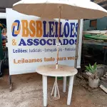 LOTE 509 - 01 MESA DE PLÁSTICO C/SOMBREIRO E BASE DE FERRO. (NO ESTADO) ATENÇÃO! FAZER A VISITAÇÃO ANTES DE ARREMATAR, NÃO SABEMOS SE FUNCIONA. LEILÃO NÃO TEM GARANTIA E NEM DEVOLUÇÃO, SUJEITO A POSSÍVEIS AVARIAS VISÍVEIS/OCULTAS E/OU AUSÊNCIA DE COMPONENTES.