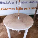 LOTE 513 - 01 MESA DE PLÁSTICO C/SOMBREIRO E BASE DE FERRO. (NO ESTADO) ATENÇÃO! FAZER A VISITAÇÃO ANTES DE ARREMATAR, NÃO SABEMOS SE FUNCIONA. LEILÃO NÃO TEM GARANTIA E NEM DEVOLUÇÃO, SUJEITO A POSSÍVEIS AVARIAS VISÍVEIS/OCULTAS E/OU AUSÊNCIA DE COMPONENTES.