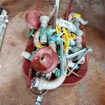 LOTE 480 - 01 CARRINHO DE MÃO INCOMPLETO VÁRIOS REGISTROS EM METAL E MATERIAIS HIDRÁULICOS DIVERSOS.  (NO ESTADO) ATENÇÃO! FAZER A VISITAÇÃO ANTES DE ARREMATAR, NÃO SABEMOS SE FUNCIONA. LEILÃO NÃO TEM GARANTIA E NEM DEVOLUÇÃO, SUJEITO A POSSÍVEIS AVARIAS VISÍVEIS/OCULTAS E/OU AUSÊNCIA DE COMPONENTES.