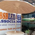 LOTE 503 - 01 MESA DE PLÁSTICO C/SOMBREIRO E BASE DE FERRO. (NO ESTADO) ATENÇÃO! FAZER A VISITAÇÃO ANTES DE ARREMATAR, NÃO SABEMOS SE FUNCIONA. LEILÃO NÃO TEM GARANTIA E NEM DEVOLUÇÃO, SUJEITO A POSSÍVEIS AVARIAS VISÍVEIS/OCULTAS E/OU AUSÊNCIA DE COMPONENTES.
