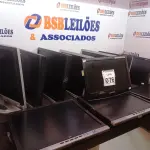 LOTE 076 - 11 MONITORES LCD MARCAS E MODELOS DIVERSOS. (NO ESTADO) ATENÇÃO! FAZER A VISITAÇÃO ANTES DE ARREMATAR, NÃO SABEMOS SE FUNCIONA. LEILÃO NÃO TEM GARANTIA E NEM DEVOLUÇÃO, SUJEITO A POSSÍVEIS AVARIAS VISÍVEIS/OCULTAS E/OU AUSÊNCIA DE COMPONENTES.