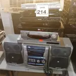 LOTE 214 - 01 APARELHO DE SOM MARCA AIWA, 01 VIDEOCASSETE E VÁRIOS APARELHOS DE DVD MARCAS E MODELOS DIVERSOS. (NO ESTADO) ATENÇÃO! FAZER A VISITAÇÃO ANTES DE ARREMATAR, NÃO SABEMOS SE FUNCIONA. LEILÃO NÃO TEM GARANTIA E NEM DEVOLUÇÃO, SUJEITO A POSSÍVEIS AVARIAS VISÍVEIS/OCULTAS E/OU AUSÊNCIA DE COMPONENTES.
