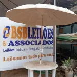 LOTE 512 - 01 MESA DE PLÁSTICO C/SOMBREIRO E BASE DE FERRO. (NO ESTADO) ATENÇÃO! FAZER A VISITAÇÃO ANTES DE ARREMATAR, NÃO SABEMOS SE FUNCIONA. LEILÃO NÃO TEM GARANTIA E NEM DEVOLUÇÃO, SUJEITO A POSSÍVEIS AVARIAS VISÍVEIS/OCULTAS E/OU AUSÊNCIA DE COMPONENTES.