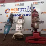 LOTE 165 - 03 ASPIRADORES DE PÓ MARCAS E MODELOS DIVERSOS. (NO ESTADO) ATENÇÃO! FAZER A VISITAÇÃO ANTES DE ARREMATAR, NÃO SABEMOS SE FUNCIONA. LEILÃO NÃO TEM GARANTIA E NEM DEVOLUÇÃO, SUJEITO A POSSÍVEIS AVARIAS VISÍVEIS/OCULTAS E/OU AUSÊNCIA DE COMPONENTES.