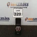 LOTE 320 - 01 RELÓGIO DE PULSO. (NO ESTADO) ATENÇÃO! FAZER A VISITAÇÃO ANTES DE ARREMATAR, NÃO SABEMOS SE FUNCIONA. LEILÃO NÃO TEM GARANTIA E NEM DEVOLUÇÃO, SUJEITO A POSSÍVEIS AVARIAS VISÍVEIS/OCULTAS E/OU AUSÊNCIA DE COMPONENTES.