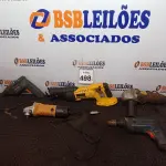 LOTE 498 - 01 SERRA SABRE MARCA DEWALT MODELO DC385-BR S/BATERIA 02 FURADEIRAS E 02 LIXADEIRAS MARCAS E MODELOS DIVERSOS P/RETIRADA DE PEÇAS. (NO ESTADO) ATENÇÃO! FAZER A VISITAÇÃO ANTES DE ARREMATAR, NÃO SABEMOS SE FUNCIONA. LEILÃO NÃO TEM GARANTIA E NEM DEVOLUÇÃO, SUJEITO A POSSÍVEIS AVARIAS VISÍVEIS/OCULTAS E/OU AUSÊNCIA DE COMPONENTES.