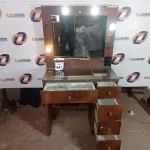 LOTE 441 - 01 PENTEADEIRA C/ESPELHO 05 GAVETAS. (NO ESTADO) ATENÇÃO! FAZER A VISITAÇÃO ANTES DE ARREMATAR, NÃO SABEMOS SE FUNCIONA. LEILÃO NÃO TEM GARANTIA E NEM DEVOLUÇÃO, SUJEITO A POSSÍVEIS AVARIAS VISÍVEIS/OCULTAS E/OU AUSÊNCIA DE COMPONENTES.