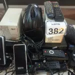LOTE 382 - 01 VíDEO CASSETE, 03 ESTABILIZADORES, 03 MAQUINAS FOTOGRÁFICAS, 01 APARELHO DE TELEFONE E DIVERSOS CONTROLES REMOTOS MARCAS E MODELOS DIVERSOS.  (NO ESTADO) ATENÇÃO! FAZER A VISITAÇÃO ANTES DE ARREMATAR, NÃO SABEMOS SE FUNCIONA. LEILÃO NÃO TEM GARANTIA E NEM DEVOLUÇÃO, SUJEITO A POSSÍVEIS AVARIAS VISÍVEIS/OCULTAS E/OU AUSÊNCIA DE COMPONENTES.
