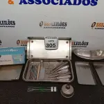 LOTE 305 - 01 LOTE COM MATERIAIS ODONTOLÓGICOS DIVERSOS. (NO ESTADO) ATENÇÃO! FAZER A VISITAÇÃO ANTES DE ARREMATAR, NÃO SABEMOS SE FUNCIONA. LEILÃO NÃO TEM GARANTIA E NEM DEVOLUÇÃO, SUJEITO A POSSÍVEIS AVARIAS VISÍVEIS/OCULTAS E/OU AUSÊNCIA DE COMPONENTES.