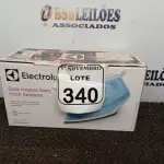 LOTE 340 - 01 FERRO A VAPOR P/ PASSAR ROUPAS ELECTROLUX COR BRANCA C/AZUL (NOVO). (NO ESTADO) ATENÇÃO! FAZER A VISITAÇÃO ANTES DE ARREMATAR, NÃO SABEMOS SE FUNCIONA. LEILÃO NÃO TEM GARANTIA E NEM DEVOLUÇÃO, SUJEITO A POSSÍVEIS AVARIAS VISÍVEIS/OCULTAS E/OU AUSÊNCIA DE COMPONENTES.