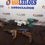LOTE 400 - 01 LIXADEIRA, 02 PARAFUSADEIRAS, 02 FURADEIRAS E 01 MAKITA SUCATA. (NO ESTADO) ATENÇÃO! FAZER A VISITAÇÃO ANTES DE ARREMATAR, NÃO SABEMOS SE FUNCIONA. LEILÃO NÃO TEM GARANTIA E NEM DEVOLUÇÃO, SUJEITO A POSSÍVEIS AVARIAS VISÍVEIS/OCULTAS E/OU AUSÊNCIA DE COMPONENTES.