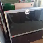 LOTE 442 - 01 TV DE TUBO ANTIGA MARCA TOSHIBA. (NO ESTADO) ATENÇÃO! FAZER A VISITAÇÃO ANTES DE ARREMATAR, NÃO SABEMOS SE FUNCIONA. LEILÃO NÃO TEM GARANTIA E NEM DEVOLUÇÃO, SUJEITO A POSSÍVEIS AVARIAS VISÍVEIS/OCULTAS E/OU AUSÊNCIA DE COMPONENTES.