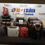 LOTE 264 - 02 AIR FRYES, 05 SANDUICHEIRAS, 01 TORRADEIRA, 01 BATEDEIRA E UTENSÍLIOS DIVERSOS.  (NO ESTADO) ATENÇÃO! FAZER A VISITAÇÃO ANTES DE ARREMATAR, NÃO SABEMOS SE FUNCIONA. LEILÃO NÃO TEM GARANTIA E NEM DEVOLUÇÃO, SUJEITO A POSSÍVEIS AVARIAS VISÍVEIS/OCULTAS E/OU AUSÊNCIA DE COMPONENTES.